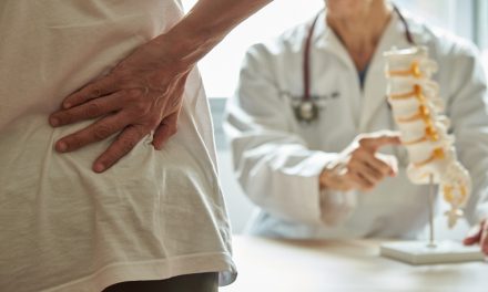 VOLKSKRANKHEIT RÜCKENSCHMERZEN – Bewegung hilft mehr als Schmerzmittel und Operationen